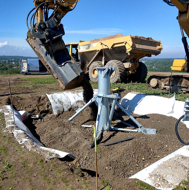 For the foundation of the small wind turbine on the landfill body, a 2 by 2 meter excavation pit was dug approximately 70 centimeters deep, then a geotextile was laid to increase the load-bearing capacity and a gravel sub-grade with a grain size of 0/32 was produced. The STEEL-ROOT® was then lifted and aligned using an excavator.